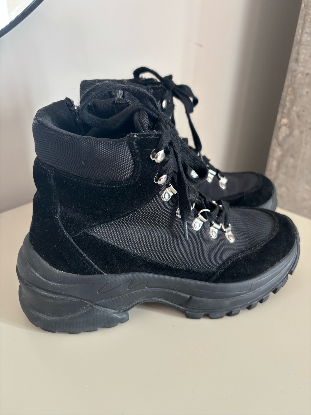 Steve Madden Riland Combat Boots in Black, size 6
